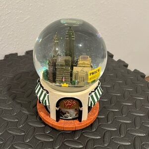 🌸 Lord & Taylor NYC Skyline snow globe 🌸